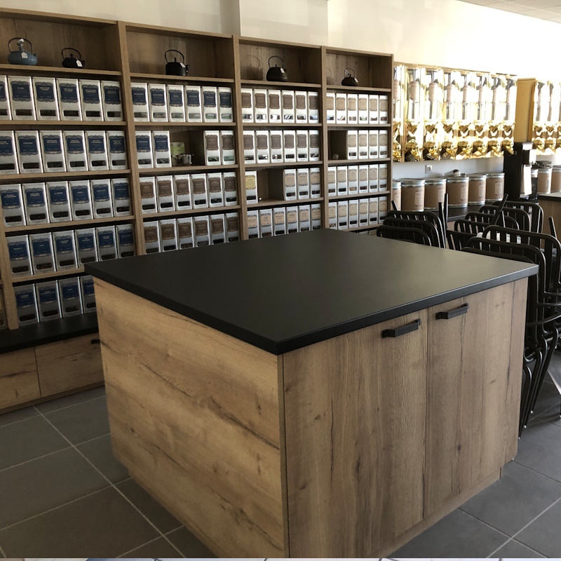 Intérieur de boutique de thé avec étagères et îlot