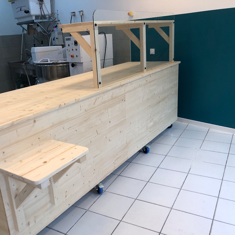 Comptoir en bois avec protection vitrée
