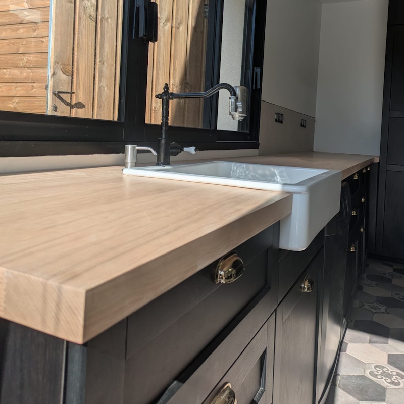 Plan de travail en bois avec évier blanc
