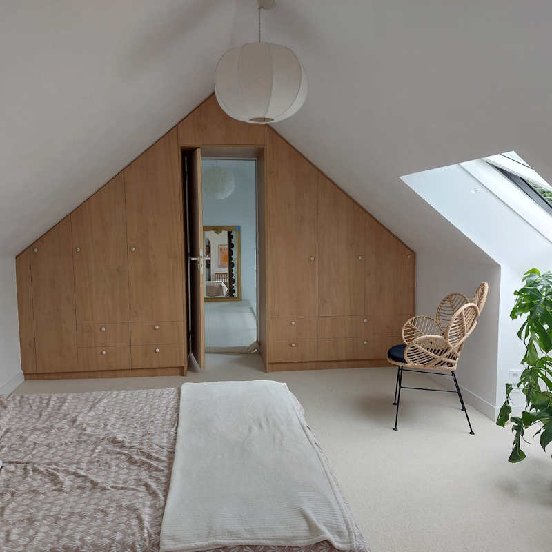 Chambre mansardée moderne avec rangements en bois