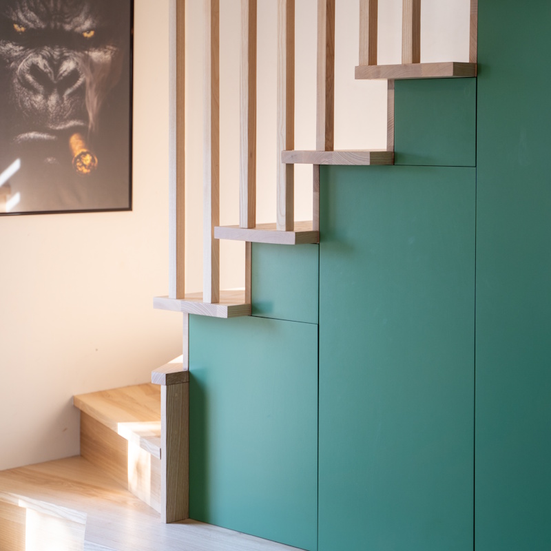 Escalier moderne en bois avec rangements verts intégrés