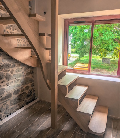 Escalier en bois près d’une fenêtre lumineuse