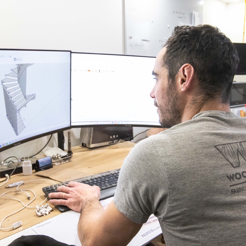Homme concevant un escalier en 3D sur ordinateur