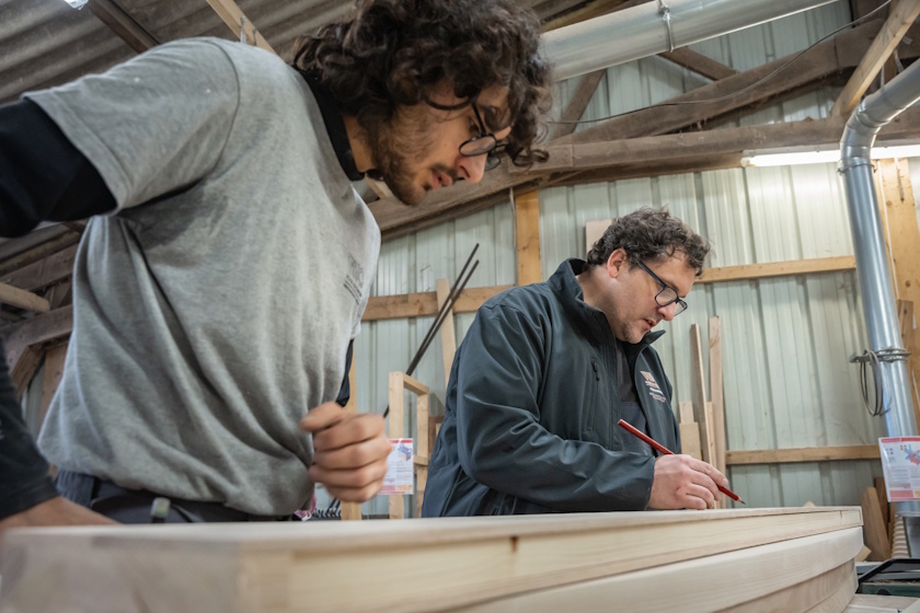 Deux hommes travaillant le bois en atelier