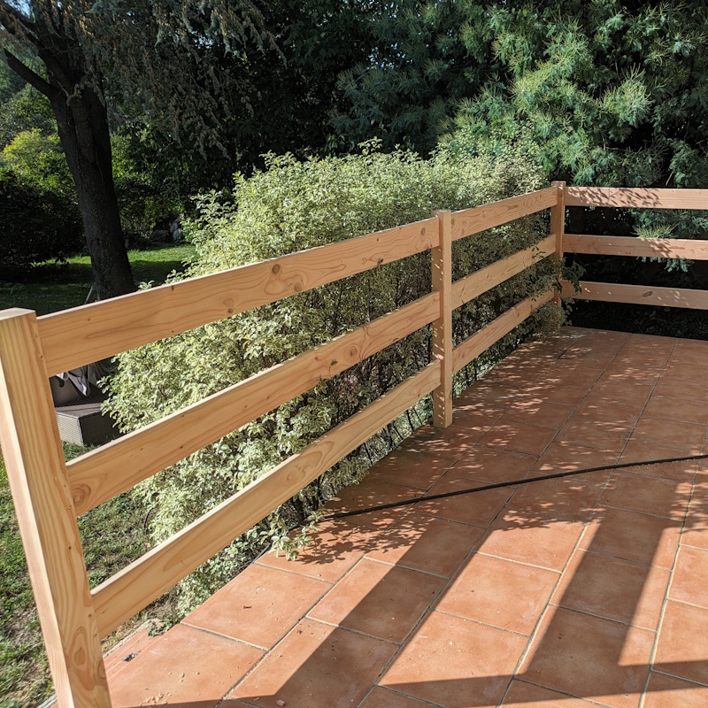 Garde-corps en bois sur terrasse carrelée extérieure